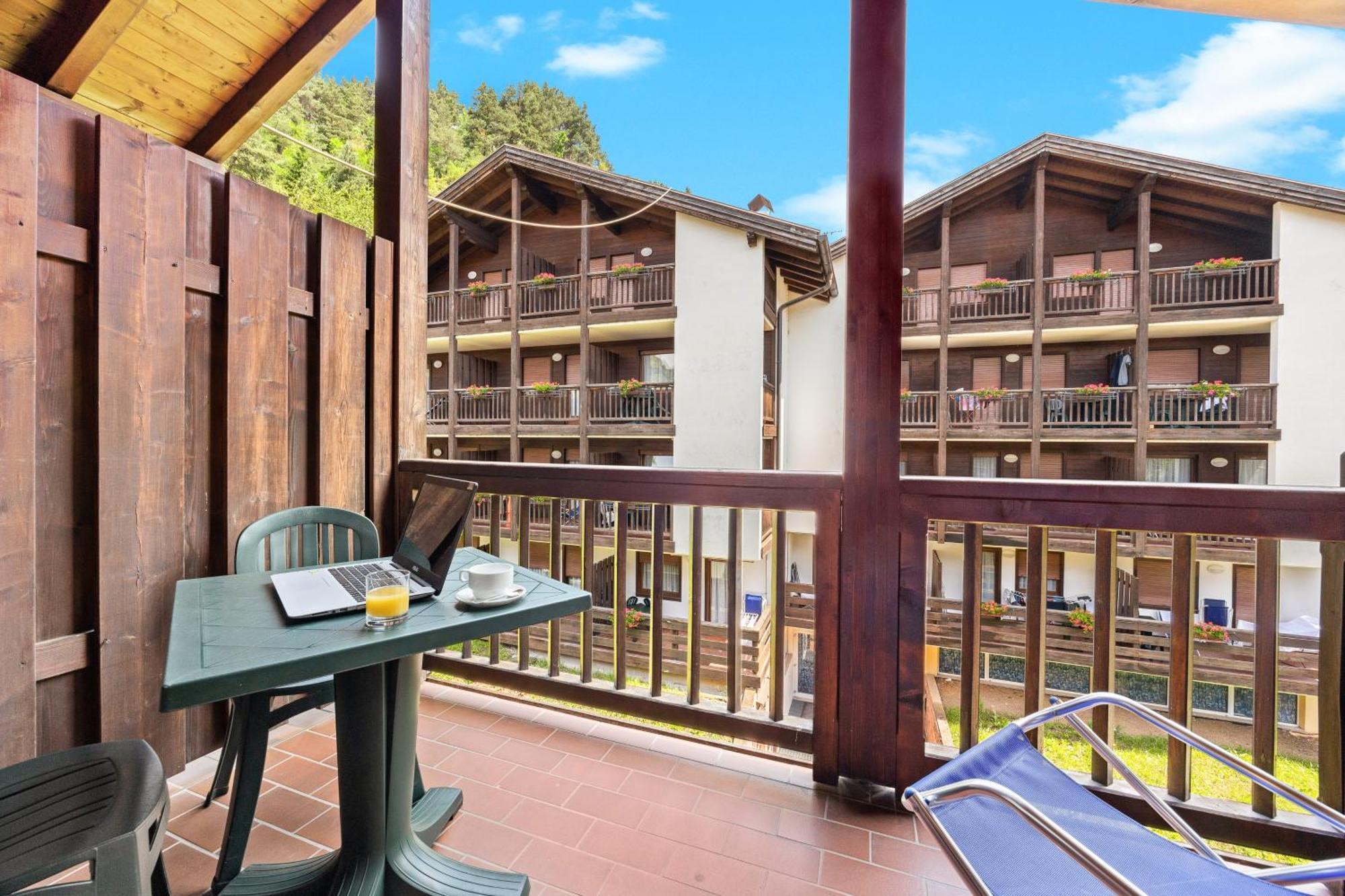 Aparthotel Des Alpes Cavalese Exterior foto