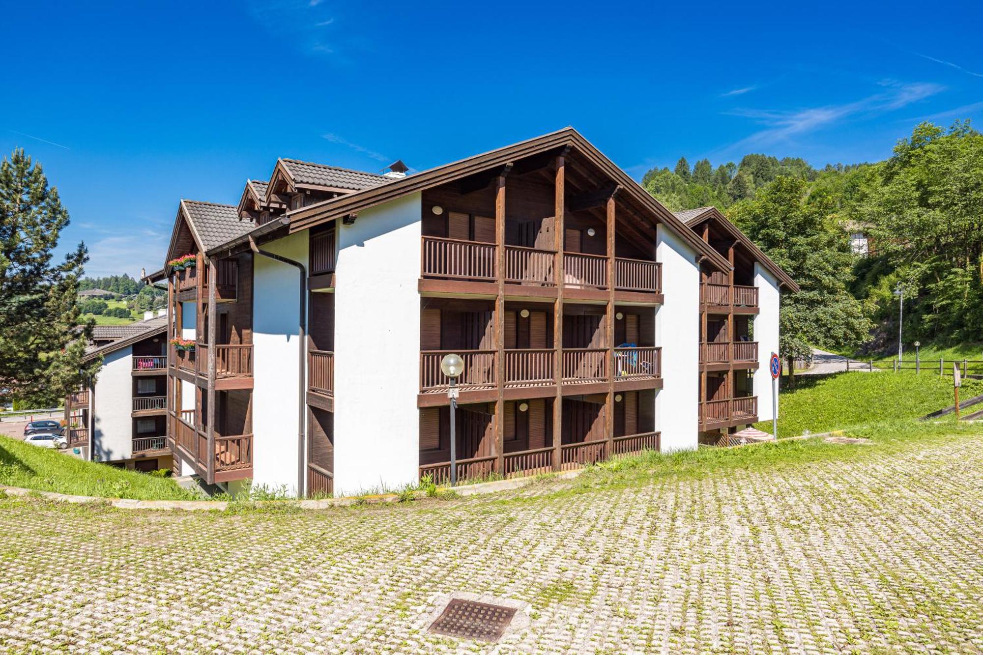Aparthotel Des Alpes Cavalese Exterior foto
